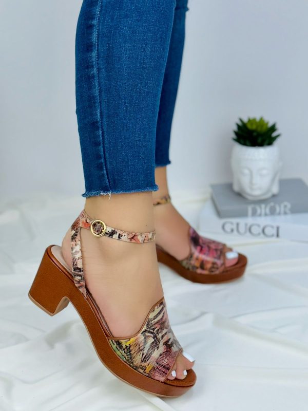 Elegant Low-Heel Sandals with Crocodile Base - Image 2